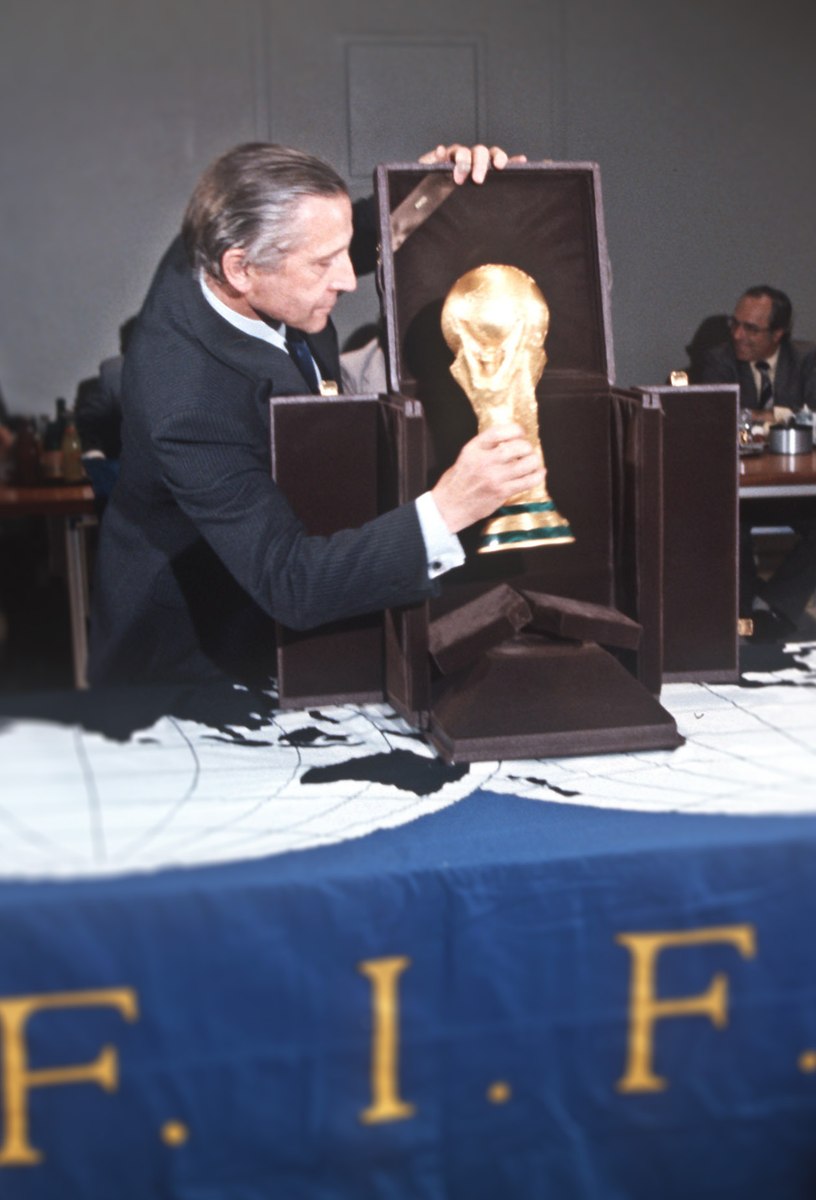 Dr Helmut Käser presents the new FIFA World Cup™ Trophy, 1973